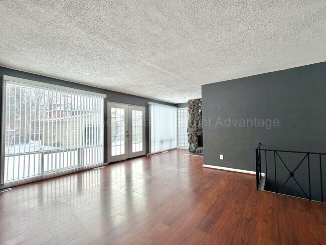 Building Photo - Beautiful Mid-Century 3 Bedroom Steps from Detroit Golf Club!