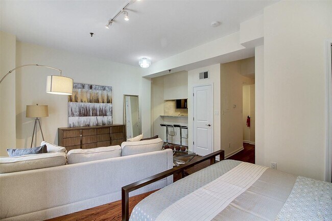 Building Photo - 227 Christopher Columbus Dr