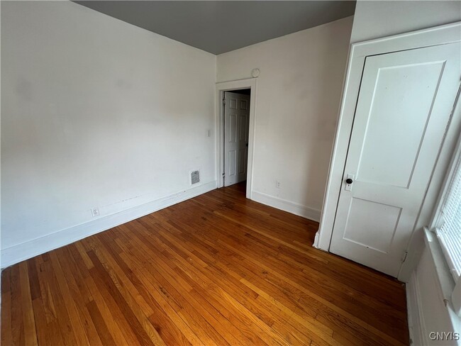 Building Photo - 526 Boyden St