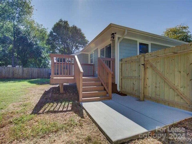 Building Photo - 1208 Fontana Ave