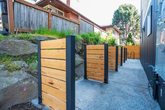 Building Photo - New Modern Ballard Townhouse | 3BR/2BA | Private Patio & Backyard