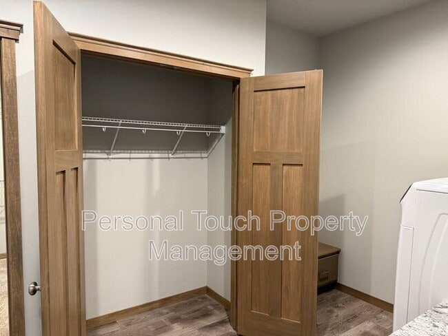 Building Photo - 7352 Eagle Point Dr S