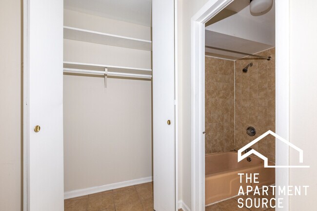 Building Photo - 5847 N Winthrop Ave