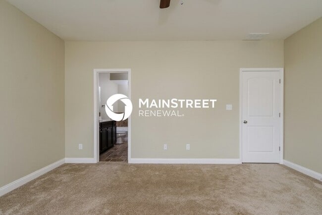 Building Photo - 4 Bedroom Pet-Friendly Home in Louisville, KY with Main Street Renewal