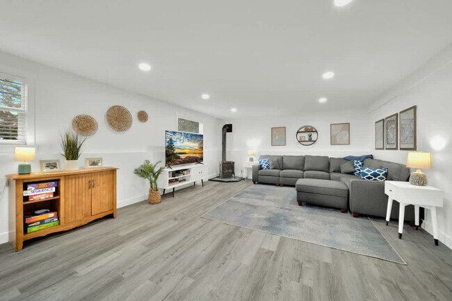 Building Photo - 5999 N Pinegrove Dr