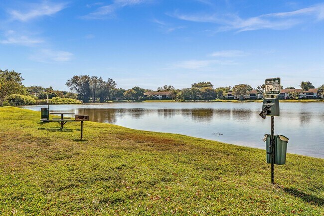 Building Photo - 2851 N Oakland Forest Dr