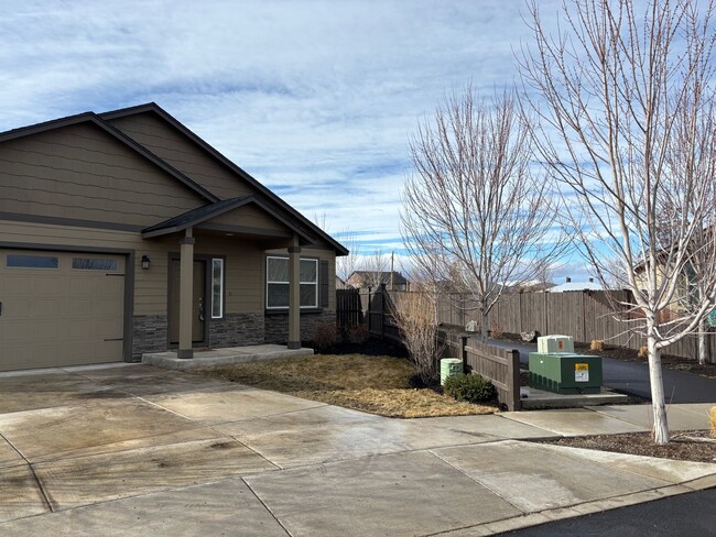 Building Photo - Redmond Home with Large Fenced Yard and Co...