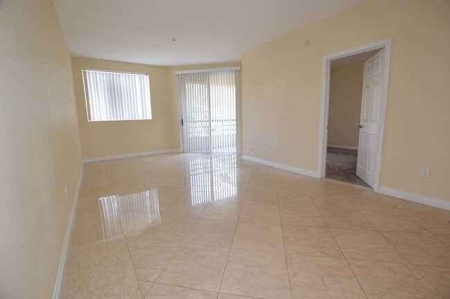 Building Photo - Meridian - Unfurnished 2 Bdrm / 2 Ba Condo - 1 1/2 Blocks off the Strip
