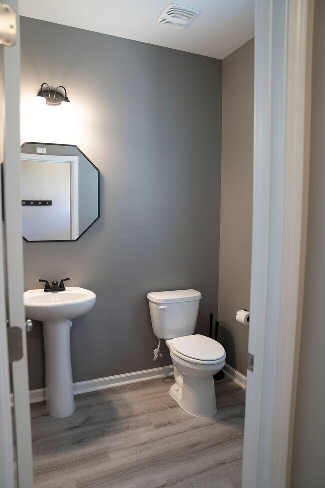 Building Photo - 114 Great Bend Dr