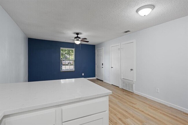 Building Photo - 520 Lenora Dr