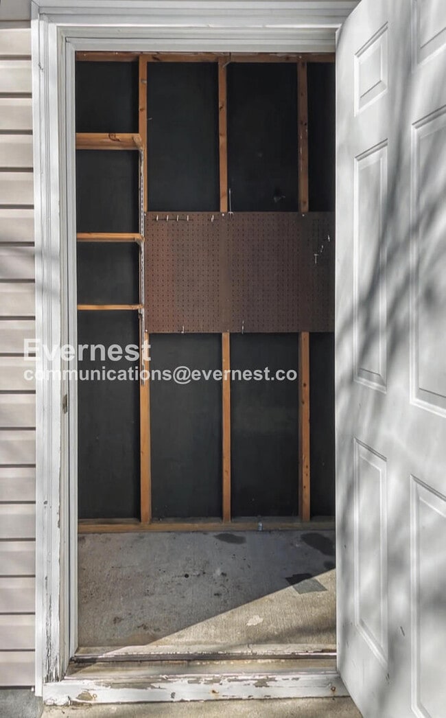 Building Photo - 142 Oak Valley Cir