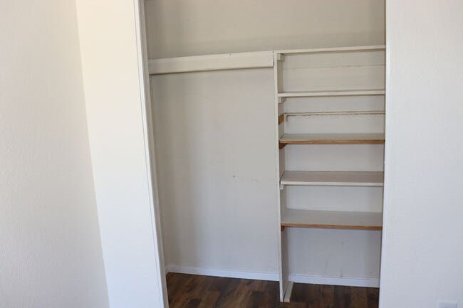 Building Photo - 5 Bedroom, 2 Bathroom