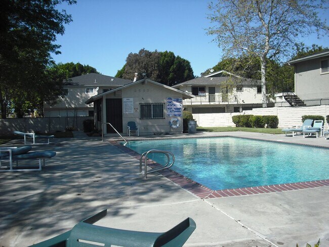 Building Photo - Single Story Manor Condominium Home