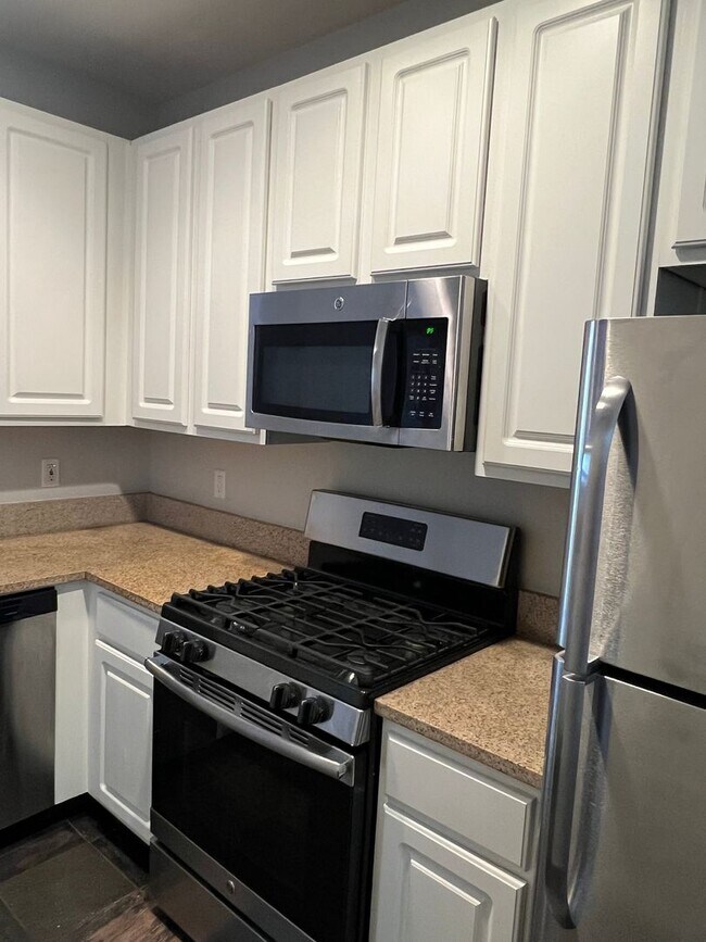 Building Photo - Beautiful 2-bedroom, 2 bath Condo in Gated...