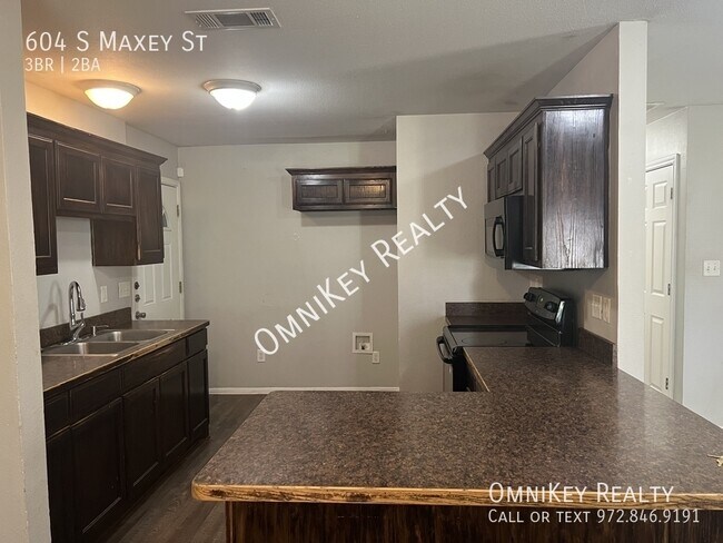Building Photo - 604 S Maxey St