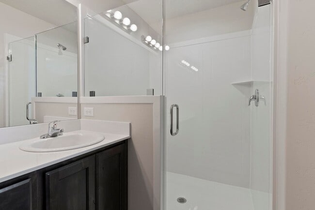 Building Photo - Chic 3 Bed 2.5 Bath Townhome in Spanish Fork!