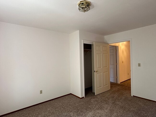 Building Photo - Beautiful 55+ home in Paris Park!