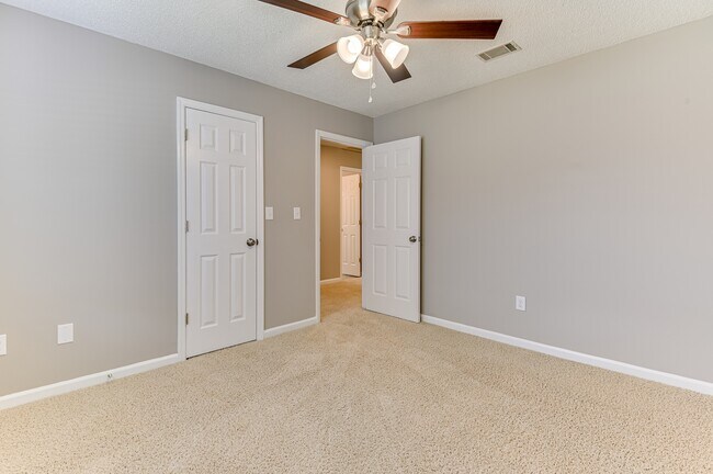 Building Photo - 208 Stonington Dr