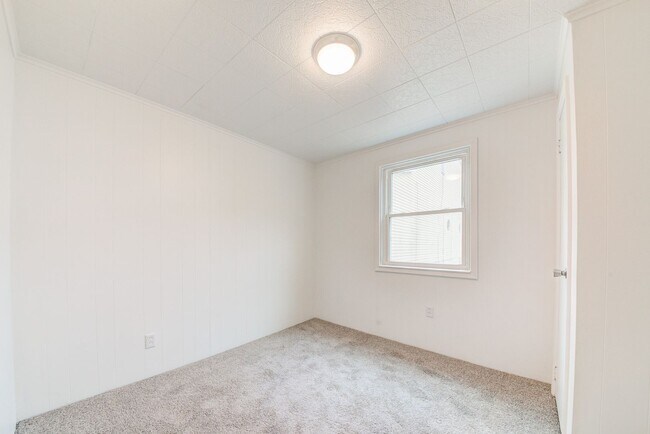 Building Photo - AVAILABLE JUNE 2026 -  4 Bedroom Full Renovation w/ Stunning Hilltop View & Central AC!