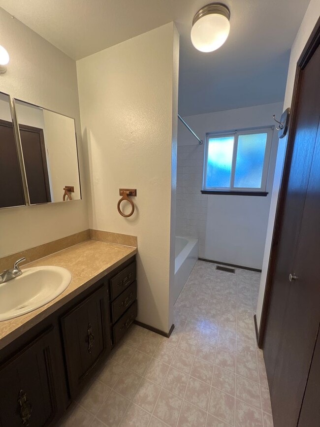 Building Photo - Near Chestnut Ave 3 br 1.5 ba all on one l...