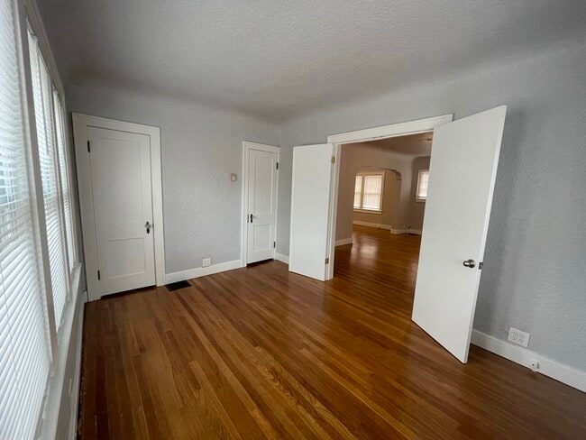 Building Photo - 405 Vassar Dr SE