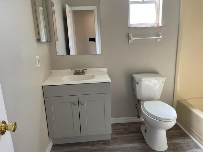 Building Photo - 722 W Columbia Ave