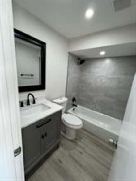 Building Photo - 2665 Middle River Dr