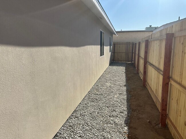 Building Photo - 916 W Perdew Ave