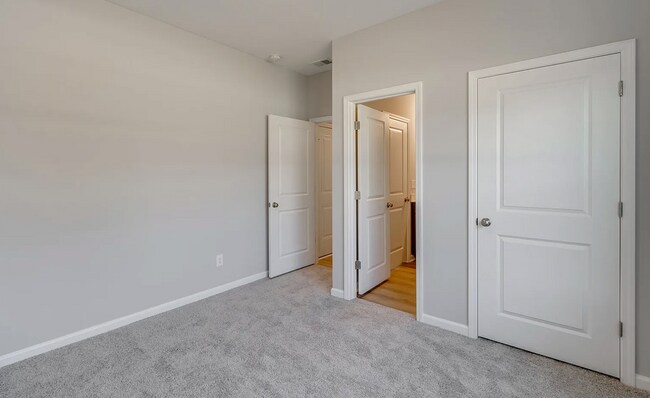 Building Photo - Spacious 5-Bedroom Home with Modern Finishes in Prime Elgin Location