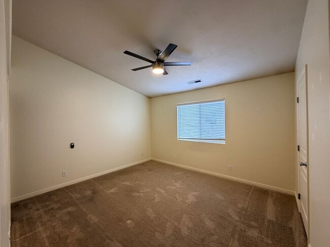 Building Photo - Great location 3 bed, 2.5 bath, 1 car garage townhome in the Dino Tracks area.