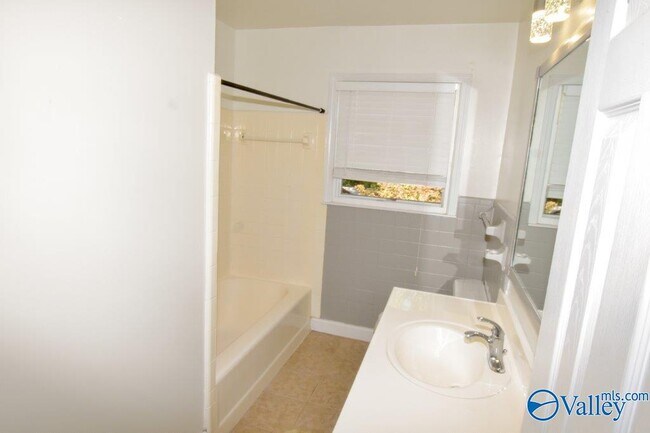 Building Photo - 4624 Daugette Dr NW
