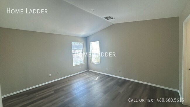 Building Photo - 10805 W Wilshire Dr