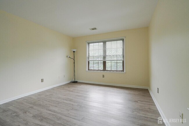 Building Photo - 809 Woodhaven Dr