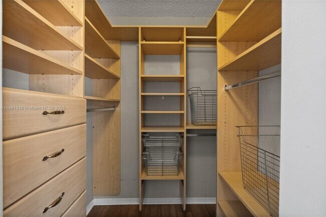 Building Photo - 2082 Madeira Dr