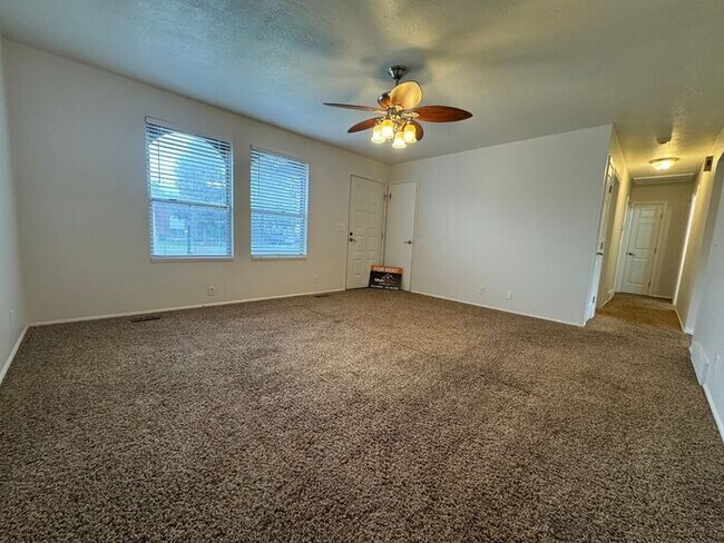 Building Photo - 3 bdrm 1 bath Home. Move in Ready!