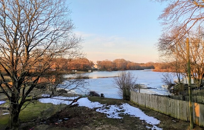 Building Photo - 100 Ashland St