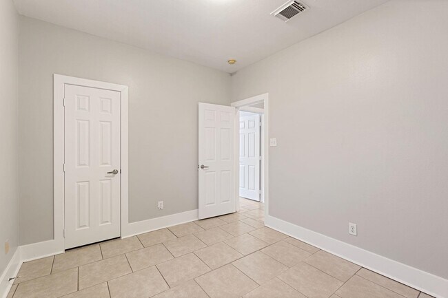 Building Photo - 16727 Sonoma Del Norte Dr