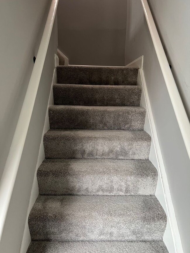 Building Photo - Gorgeous 4 bed, 2.5 bath stunner in Lakewood!