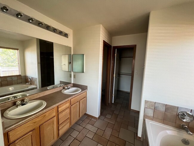 Building Photo - 6 MONTH LEASE - Spacious 4BD Home with 3-C...