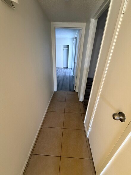 Building Photo - 1402 E Desert Inn Rd