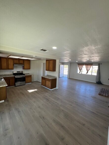 Kitchen/ dinning room - 6941 Hanford Ave
