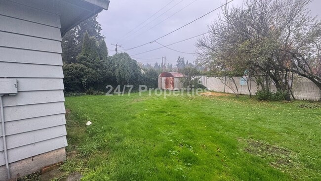 Building Photo - Spacious 4 BD | 2 BA with Backyard - Gladstone