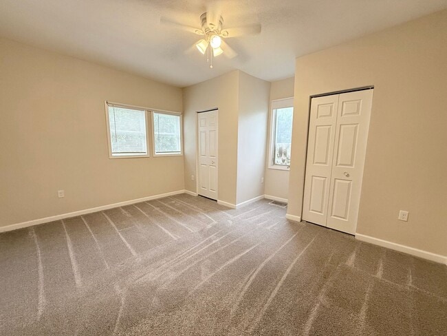Building Photo - 4 Bedroom 2 Bath in Normal!