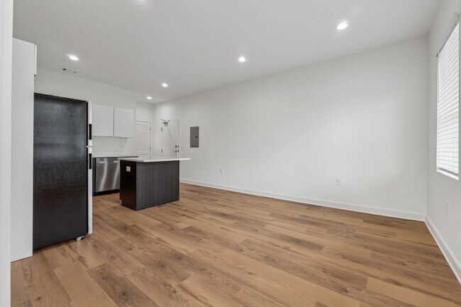 Building Photo - Come check out the West End Flats!