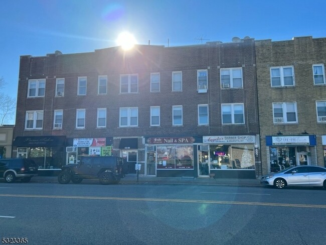 Building Photo - 412-416 Bloomfield Avenue Unit 24