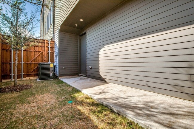 Building Photo - 2143 Mail Ave