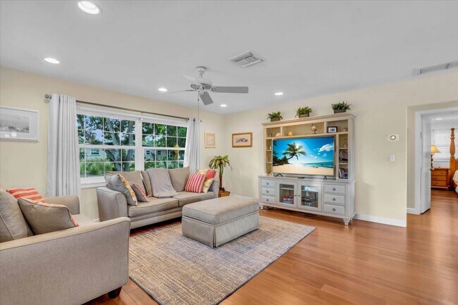 Building Photo - 2732 Valencia Dr