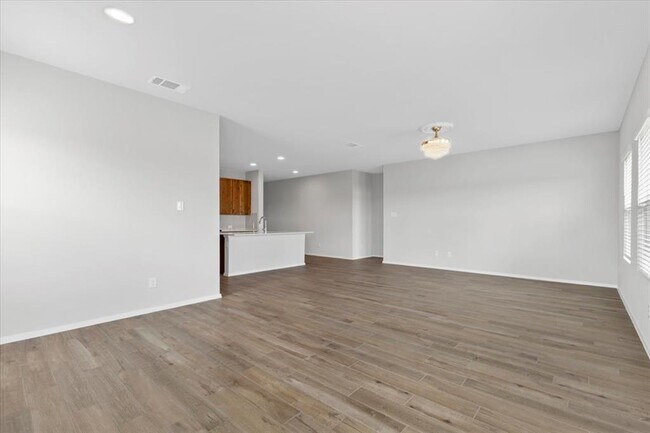 Building Photo - 261 Hortus Dr