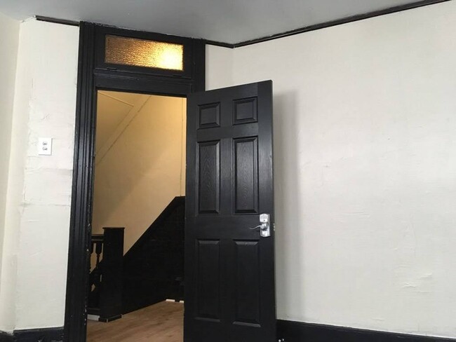 Building Photo - Private room for rent in an all-female sha...