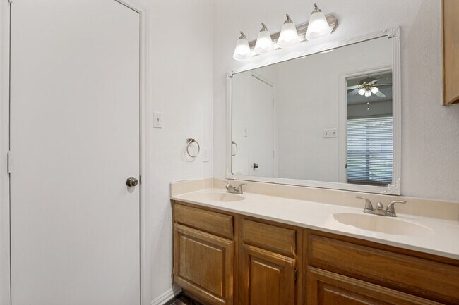 Building Photo - Charming 2BD Home in Far North Dallas